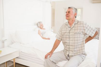 Problemy kręgosłupa u seniorów. Jak zmienia się kręgosłup z wiekiem? Opinia eksperta